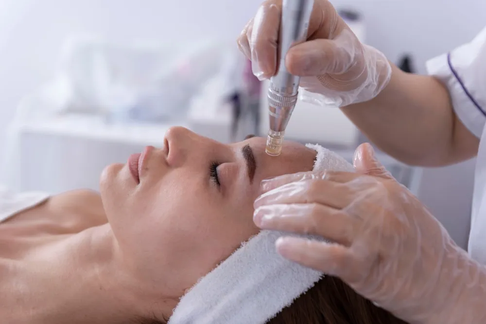 Cleansing facial skin using dermaplaning in a spa