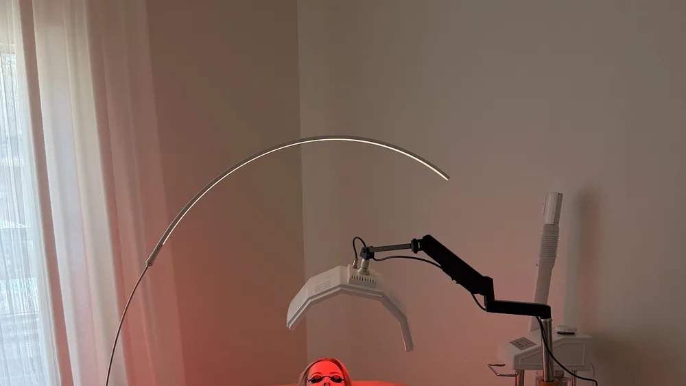 Device-assisted facial treatment in the ANNAZUR treatment room